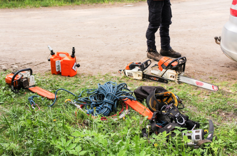 Chain saw and other equipment used by the pruners of Emondage Joliette.